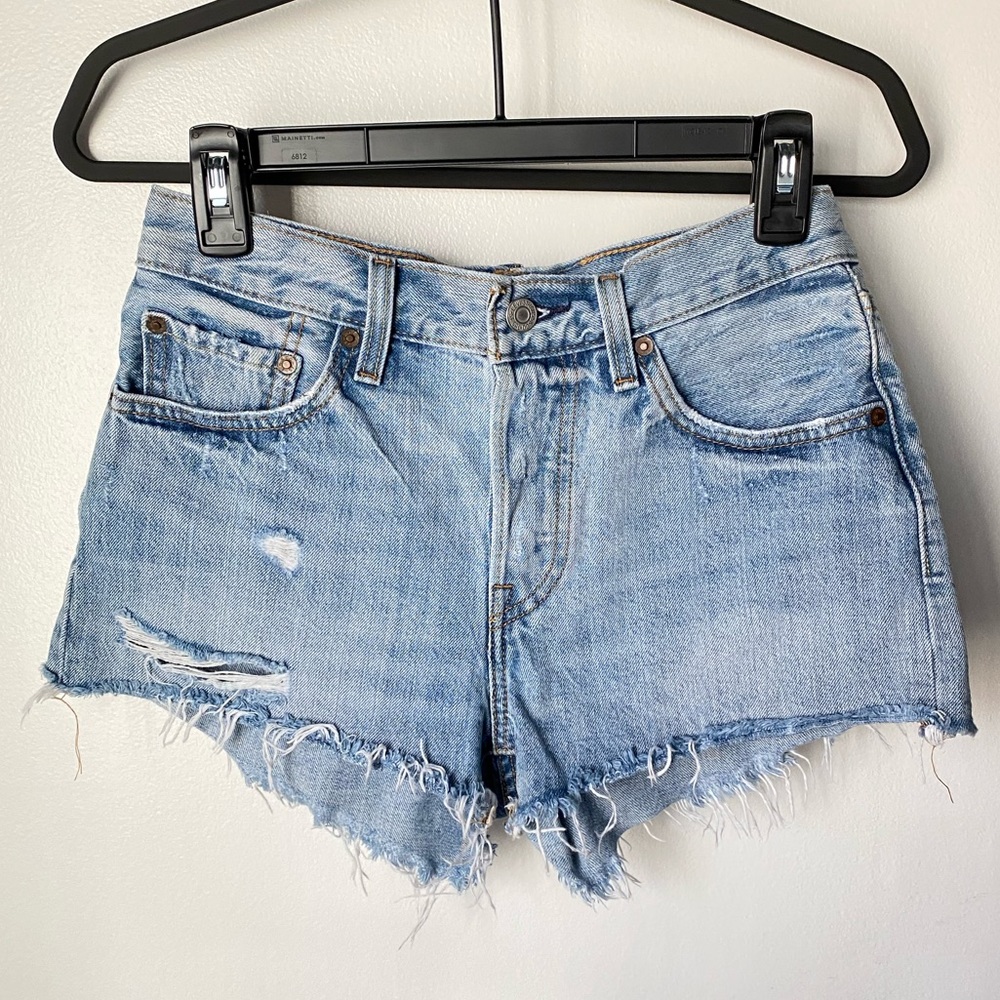 Levi’s 501 Light Wash Denim Shorts Distressed ( size 26 )